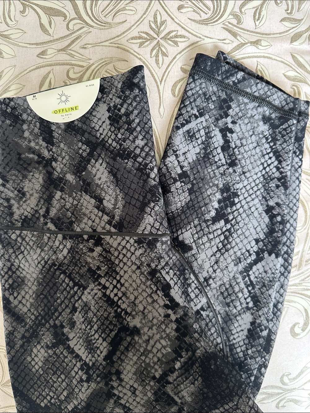 Offline by Aerie.  Snake Print 7/8 Legging - Gray & Black.  Size M. NWT